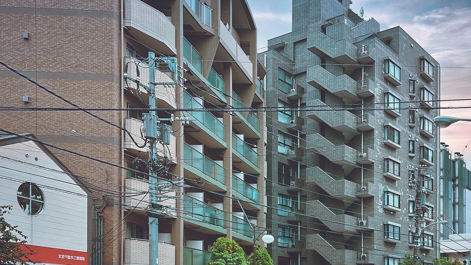 経年した集合住宅の外観