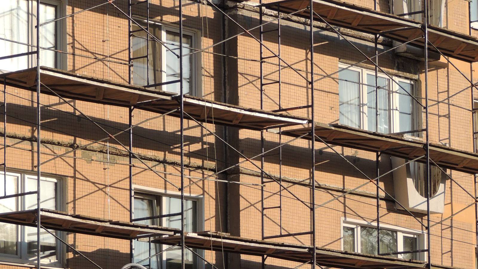 集合住宅の外壁に組まれた足場